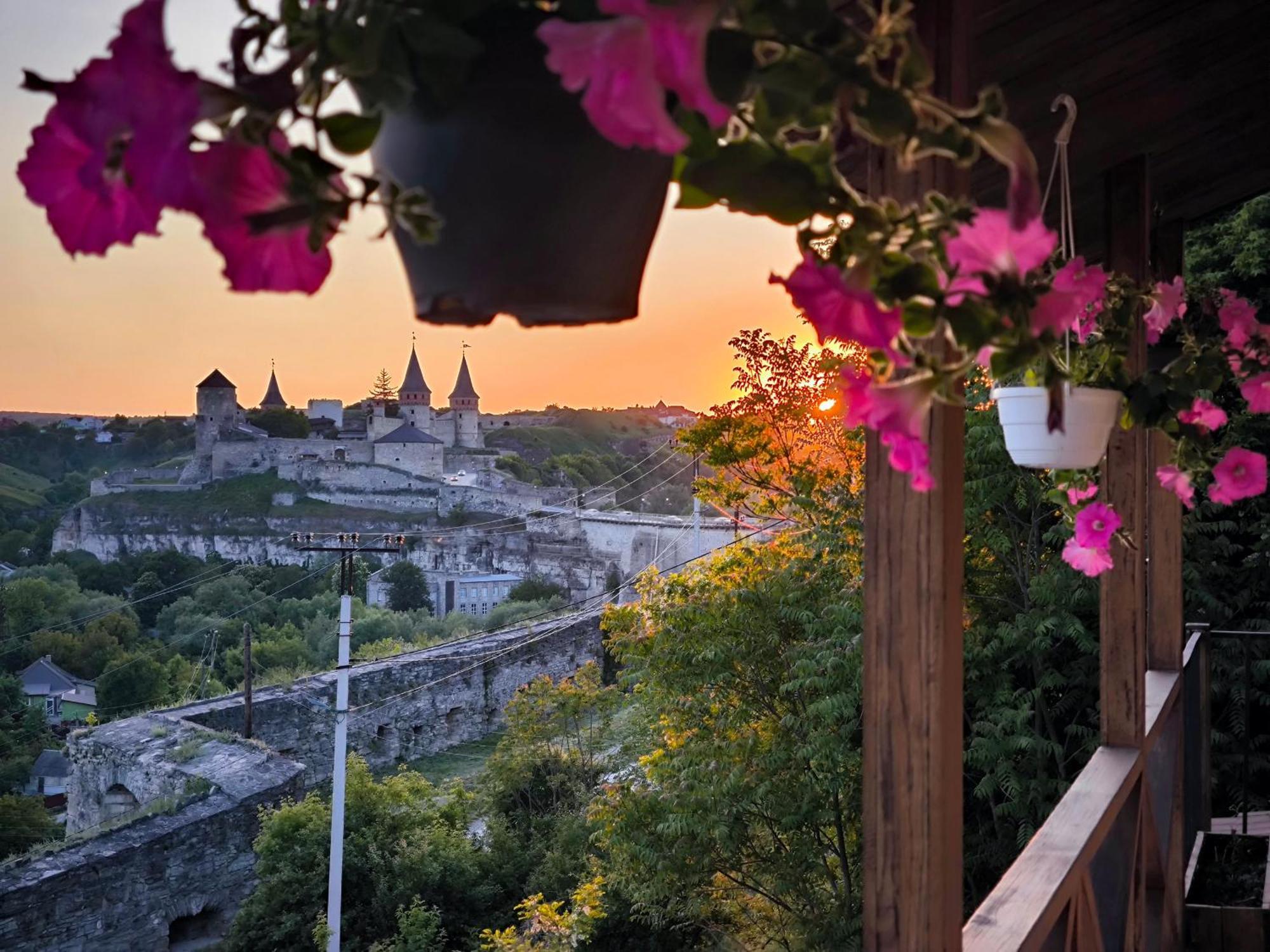 Будинок З Видом На Стару Фортецю Kamianets-Podilskyi Exterior foto